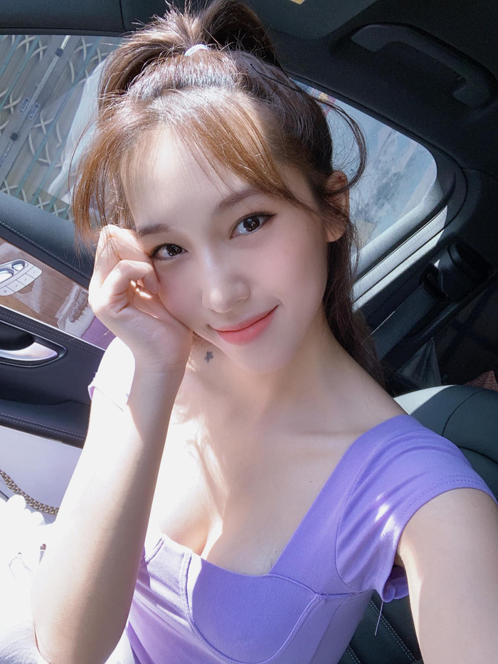 Emily khoe nhan sắc ngọt như em gái 2k