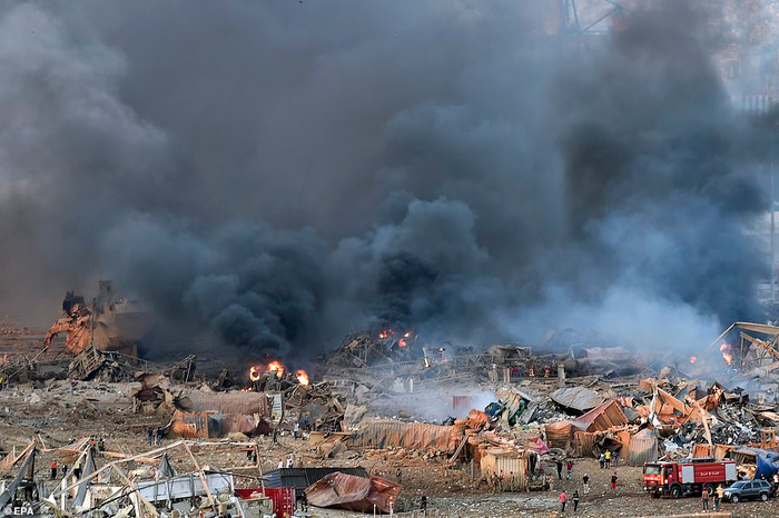 Phần lớn bến cảng biến thành đống hoang tàn.