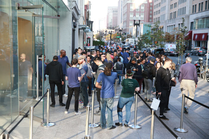 Lượng khách hàng 'rồng rắn' xếp hàng để mua iPhone X tại một cửa hàng Apple Store ở Boston, Mỹ. (Ảnh: MATTHEW J. LEE/GLOBE STAFF)
