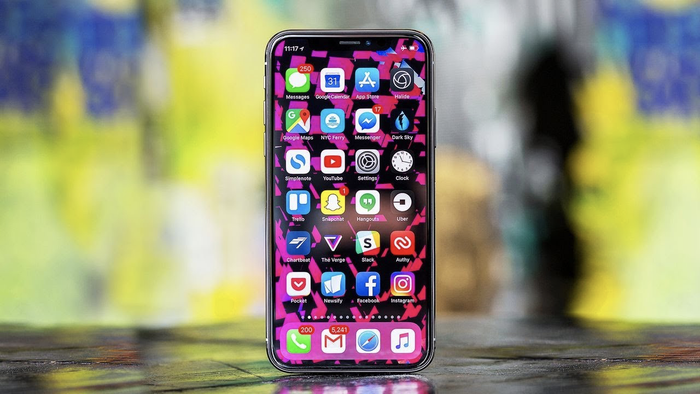 Khi iPhone X được ra mắt cùng iPhone 8 và iPhone 8 Plus, Apple đã thông báo rằng phải đến tháng 11 iPhone X mới đến tay người dùng. (Ảnh: The Verge)