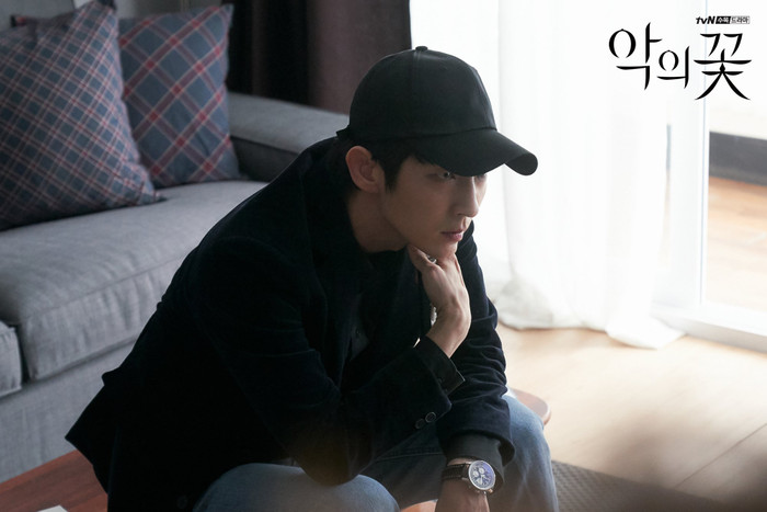 Tập 3 'Hoa của quỷ': Lee Jun Ki giết người để tạo 'công ăn việc làm' cho cô vợ cảnh sát, hẳn là anh chồng của năm! Ảnh 4