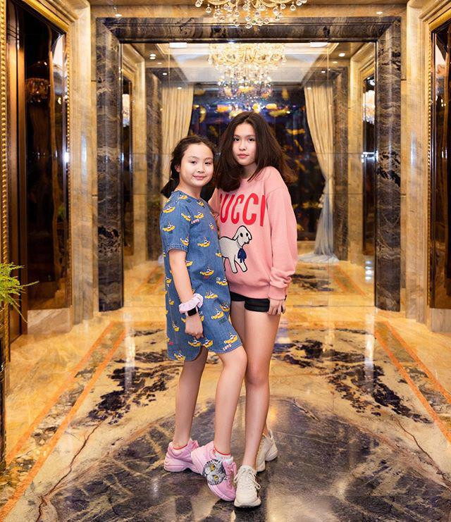 Hai cô 'công chúa' có khả năng nói tiếng Anh lưu loát