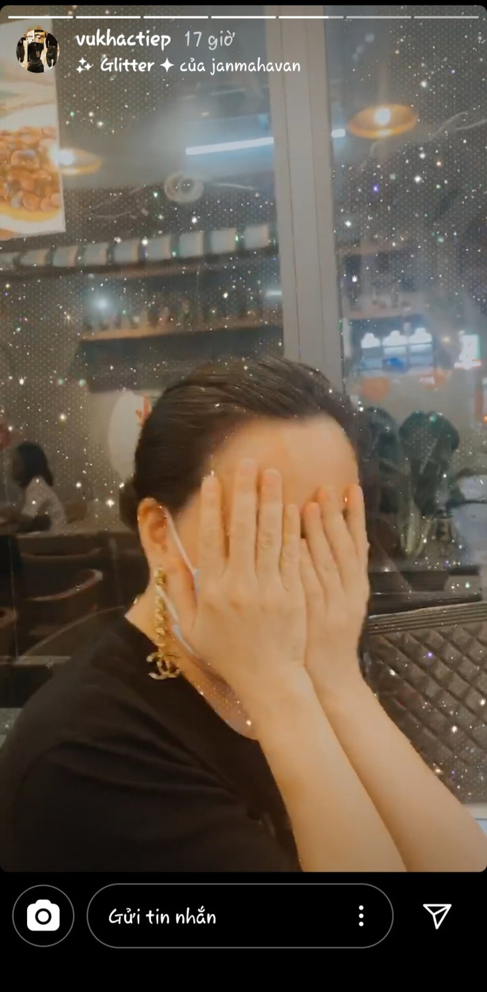 Phượng Chanel tỏ ra xấu hổ khi được khen xinh đẹp