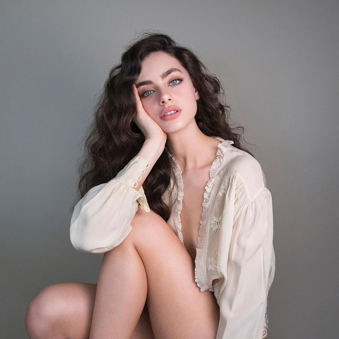 Nhan sắc mỹ miều của chân dài sinh năm 2001 với gương mặt đẹp không tì vết 