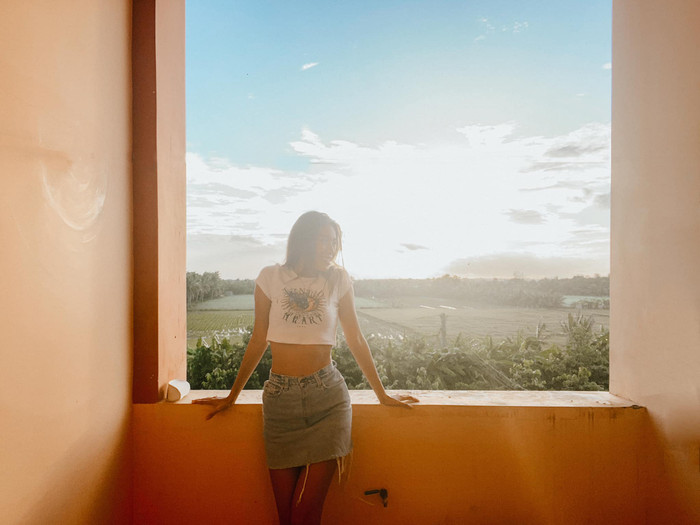 Cập nhật tiến trình cách ly, Minh Tú tung bộ ảnh đẹp như đi nghỉ dưỡng Ảnh 9