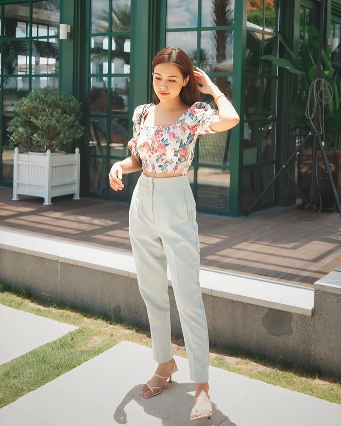 Cô nàng trông như người mẫu đang chụp look book