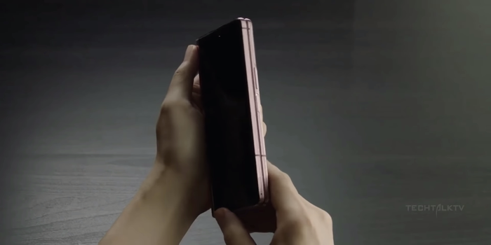 Cảm biến vân tay của Galaxy Z Fold2 cũng đã được tích hợp vào cạnh bên của thiết bị.