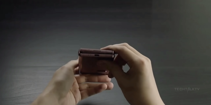 Ở cạnh dưới, Galaxy Z Fold2 vẫn trang bị cổng kết nối USB-C.