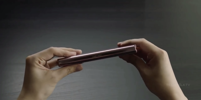 Galaxy Z Fold2 cũng có bản lề được cải tiến nhiều so với thế hệ tiền nhiệm.