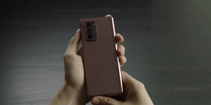 Về tổng thể, Galaxy Z Fold2 sở hữu ngoại hình thon gọn và vuông vắn hơn thế hệ cũ.