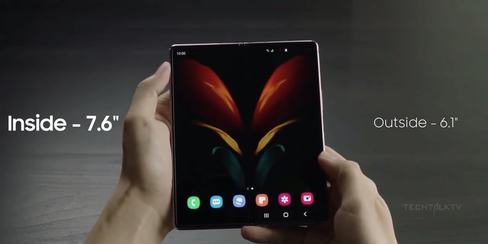 Galaxy Z Fold2 đi kèm với màn hình gập có kích thước lớn hơn, sử dụng thiết kế 'đục lỗ' Infinity-O thường thấy gần đây của Samsung, thay vì 'tai thỏ' khá lớn ở góc phải màn hình trên thế hệ trước. Việc bỏ đi phần 'tai thỏ' giúp diện tích màn hình tăng đáng kể dù không thay đổi nhiều về kích thước.