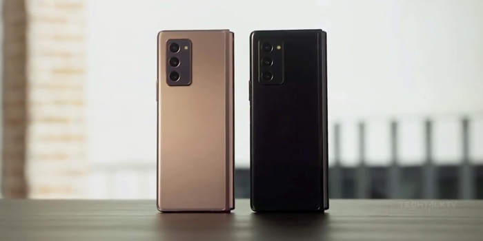 Ở mặt lưng, Galaxy Z Fold2 trang bị cụm 3 camera đặt trong mô-đun hình chữ nhật ở mặt lưng giống như thiết kế rò rỉ gần đây của dòng Galaxy Note20 và Note20 Ultra được ra mắt sắp tới. Máy sẽ có hai phiên bản màu sắc là đen và vàng. 