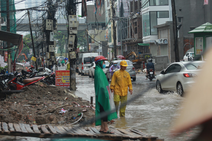 Mưa lớn khiến nhiều tuyến đường Hà Nội chìm trong 'biển nước', người đi xe máy ngã lăn ra đường Ảnh 7