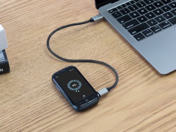 Máy chỉ nặng khoảng 110 gram. (Ảnh: Unihertz)