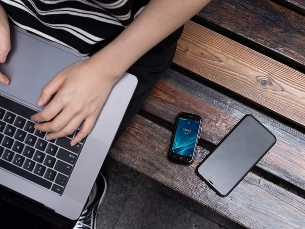 Unihertz so sánh kích thước của Jelly 2 với một chiếc thẻ tín dụng. (Ảnh: Unihertz)