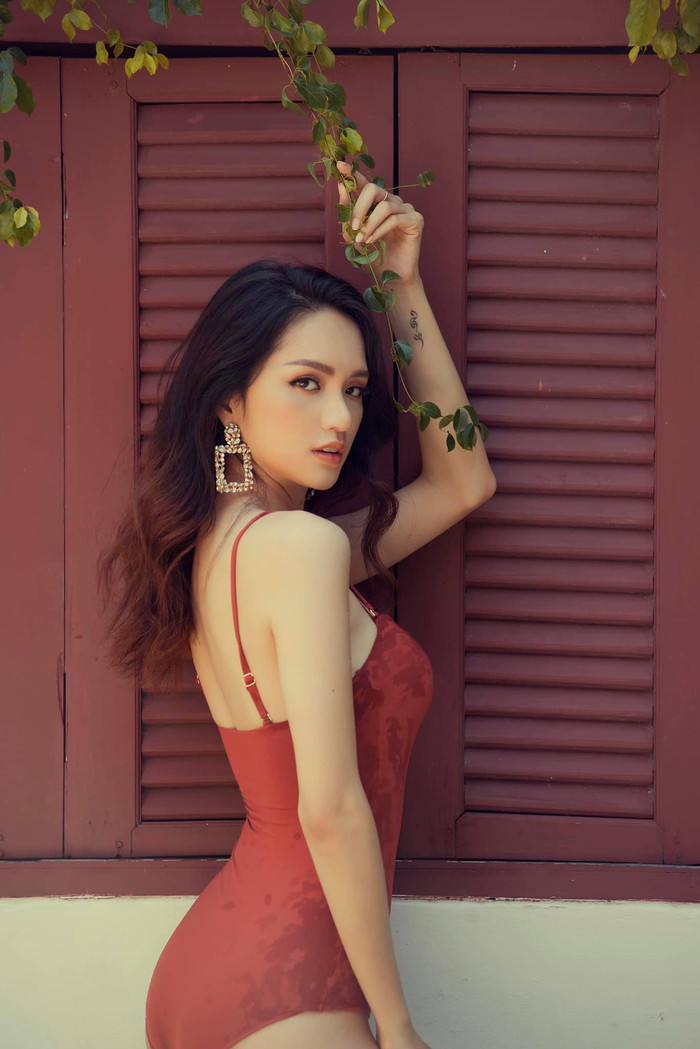 Hương Giang thả dáng cực đỉnh trong bộ ảnh mới: Bodysuit đỏ rực đi với giày thể thao Ảnh 5