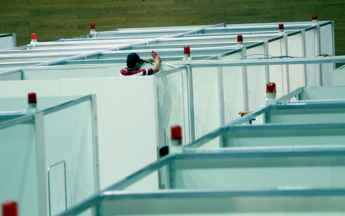 Được lắp ráp bằng các vật liệu nhẹ, Bệnh viện dã chiến tại Cung thể thao Tiên Sơn có thiết kế đạt các tiêu chuẩn an toàn theo yêu cầu của Bộ Y tế như: Khoảng cách an toàn cho cách ly bệnh truyền nhiễm; Thông gió tự nhiên; Tổ chức mặt bằng và phân luồng đi để tránh lây nhiễm chéo; Lắp đặt biển chỉ dẫn chi tiết đến từng buồng bệnh. 