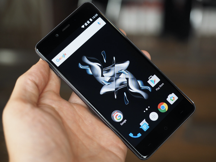 Năm 2016, sản phẩm điện thoại OnePlus X của OnePlus từng được phân phối chính hãng tại Việt Nam. 