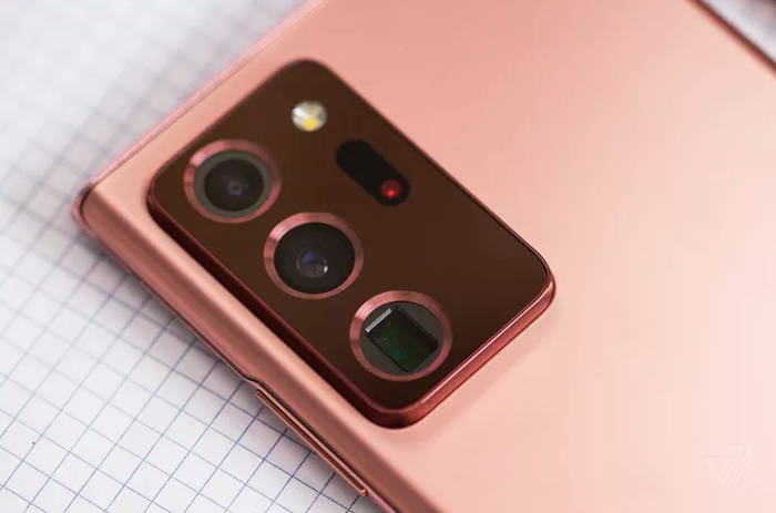 Cụm camera sau với kích thước rất lớn song đổi lại là khả năng chụp hình ấn tượng. Ảnh: The Verge