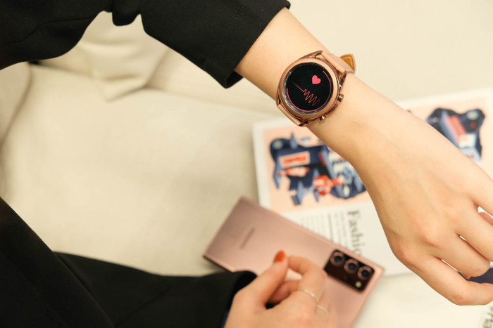 Ứng dụng Samsung Health trên Galaxy Watch3 có hơn 120 bài tập được minh họa trên video khác nhau.