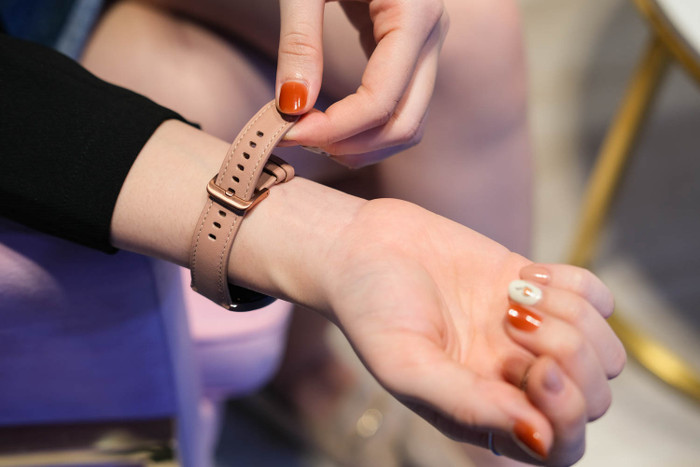 Hoặc xoay cổ tay để tắt tiếng báo thức hay cuộc gọi đến.