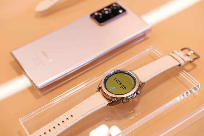 Galaxy Watch3 sở hữu thiết kế đậm chất cổ điển, với vỏ đồng hồ làm từ thép không gỉ và dây da.