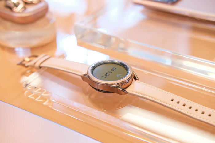 Đây cũng là thế hệ Samsung Galaxy Watch đầu tiên có phiên bản bằng chất liệu titan.