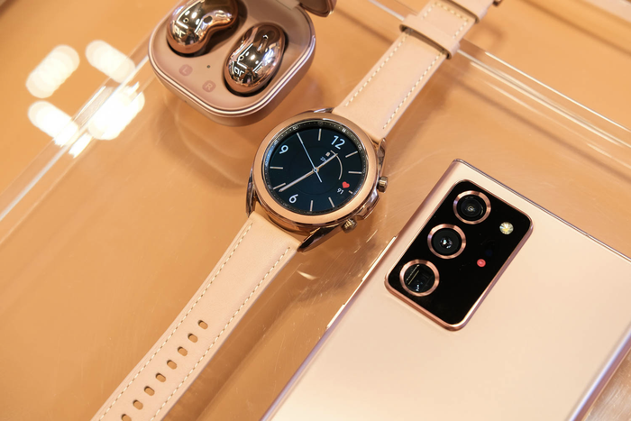 Galaxy Watch3 mỏng hơn 14%, nhỏ hơn 8% và nhẹ hơn 15% so với thế hệ Galaxy Watch đầu tiên.