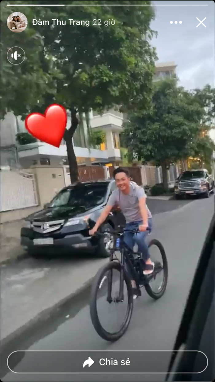 Đàm Thu Trang sang chảnh trên xế hộp 8 tỷ, Cường Đô La lẽo đẽo đạp xe theo sau Ảnh 4