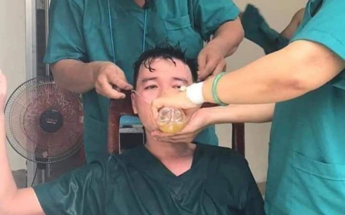 Xúc động hình ảnh nhân viên cấp cứu tại Đà Nẵng kiệt sức trong đại dịch chống COVID-19: Vẫn tình nguyện xin được tiếp tục đi làm nhiệm vụ Ảnh 2