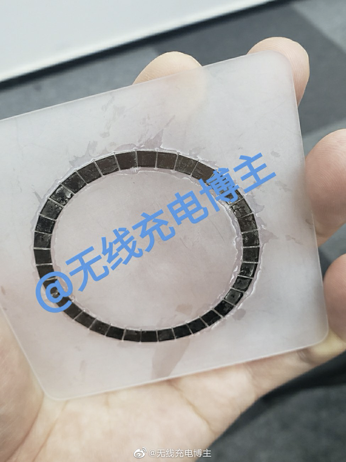 Apple dường như muốn tích hợp nam châm bên trong iPhone 12, để giúp thiết bị tự căn chỉnh và cố định trên đế sạc. (Ảnh: Weibo)