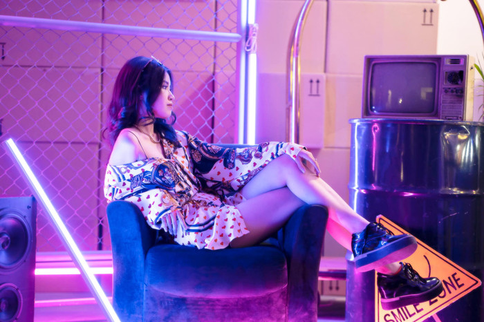 Cô nàng cũng không ngần ngại với các trang phục nửa kín nửa hở như này 