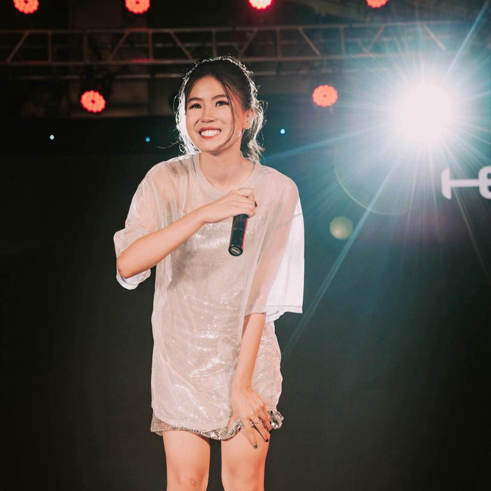 Khi biểu diễn trên sân khấu, nữ rapper 10x luôn chọn các chất liệu vải sequins lấp lánh để thu hút hơn 