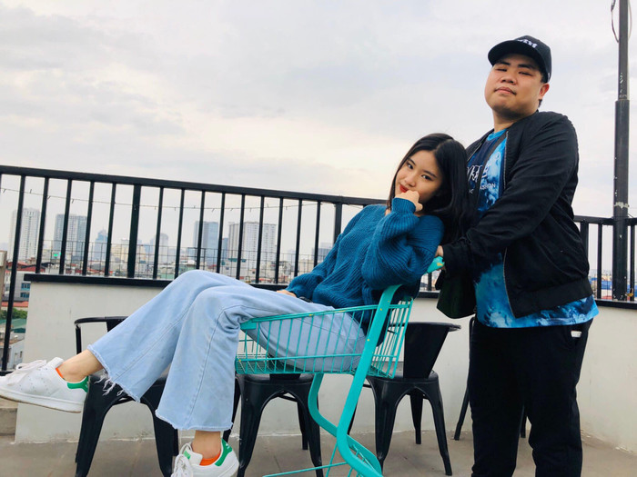 Những items như áo tay dài, quần jeans hay giày thể thao đều thường thấy trong các set đồ của nàng rapper ngổ ngáo này