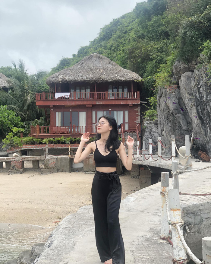 Sở hữu thân hình nhỏ nhắn, khỏe khoắn và cân đối. Cô nàng rapper sinh năm 2003 trong set đồ đen với áo croptop mix cùng quần lưng cao, set đồ vô cùng dễ mặc và hack dáng