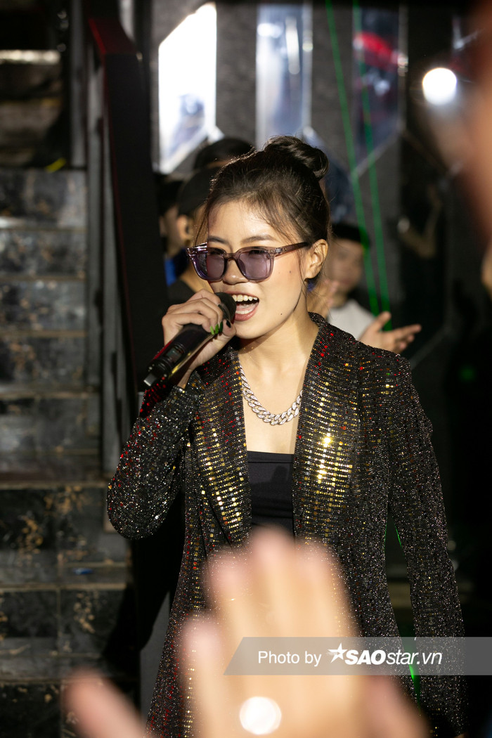 Pháo thu hút mọi sự quan tâm của khán giả với phong cách thời trang của mình khác hẳn nhiều so với các nàng rapper khác trên sân khấu King Of Rap 2020