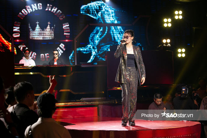 Cô nàng rapper sinh năm 2003 diện cả set đồ ánh kim style Disco tỏa sáng ngời ngời 