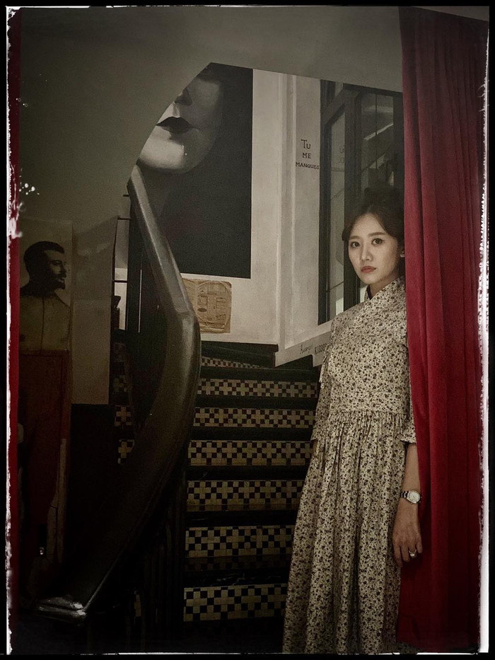 Hari Won cũng rất hợp tác với chồng trong loạt ảnh 'dọa người' này.