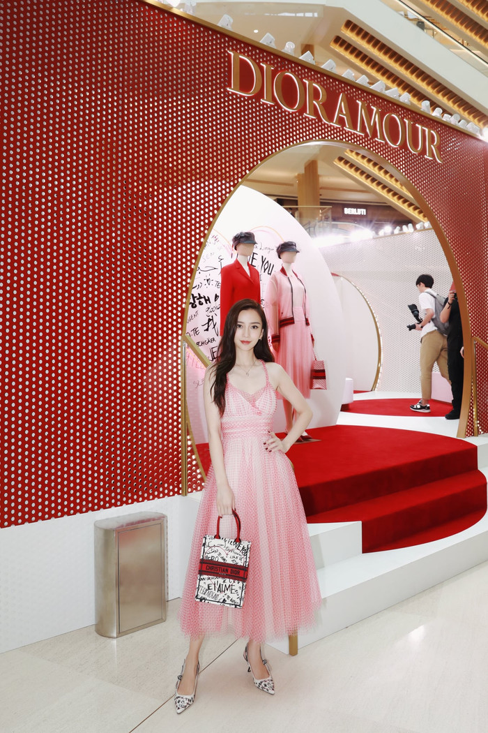 Từ váy vóc đến túi xách Dior Book Tote, giày cao gót được bao phủ bởi những họa tiết vô cùng đáng yêu và xinh xắn.