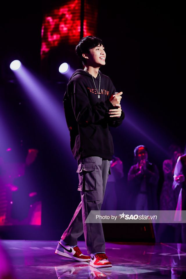 Trong tập 1, anh chàng ghi điểm với lối ăn mặt đơn giản, nụ cười thân thiện. 