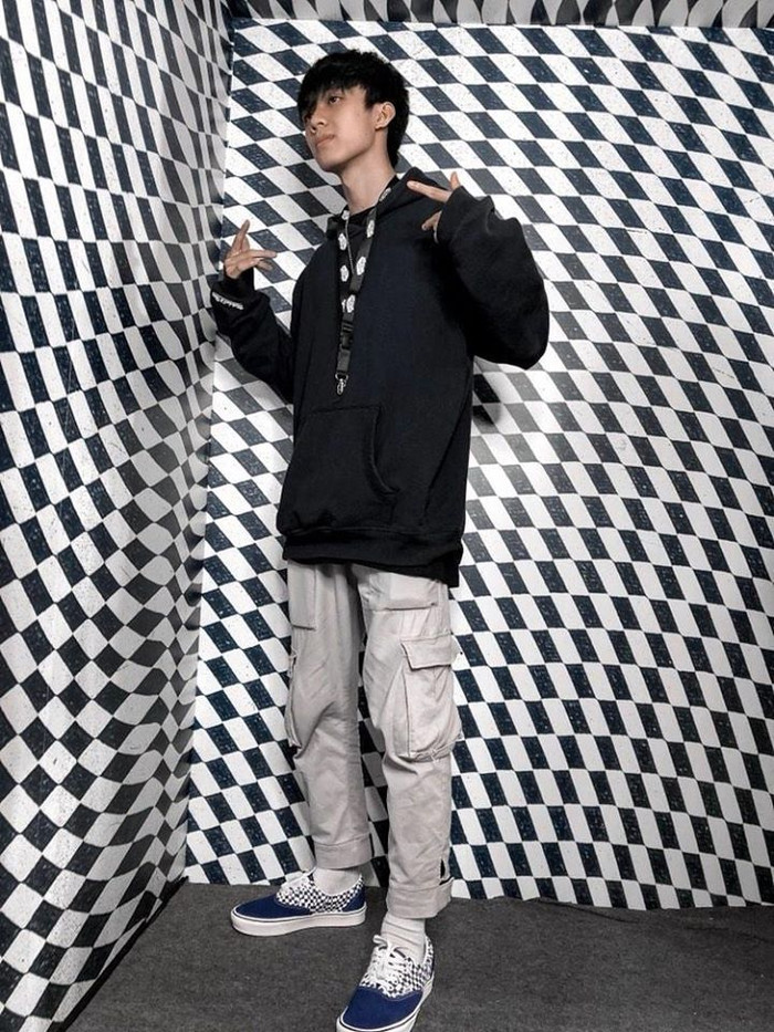 Về phụ kiện, dễ nhận thấy anh chàng ưu ái các kiểu dây đeo bản to, từ dây điện thoại... 