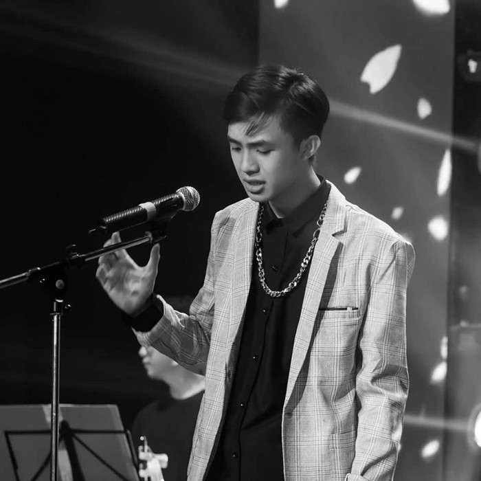 Đến vòng cổ 'xiềng xích'. 