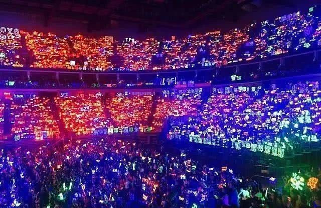 Mỗi năm concert diễn ra, các fan lại thi nhau xem trong sân vận động ai có nhiều đèn led hơn