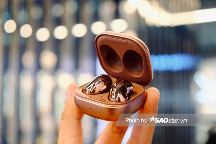 Trong khi đó, hộp sạc của Galaxy Buds Live vẫn giữ nguyên kiểu lật vỏ sò nhưng mang hình dáng hộp phấn trang điểm thay vì kiểu viên thuốc như thế hệ tiền nhiệm. Thời lượng sử dụng của Buds Live là 6 tiếng liên tục (21 tiếng với hộp sạc) nếu dùng chống ồn chủ động, và nâng lên 8 - 29 tiếng nếu như tắt cả tính năng chống ồn chủ động lẫn trợ lý ảo Bixby Voice.