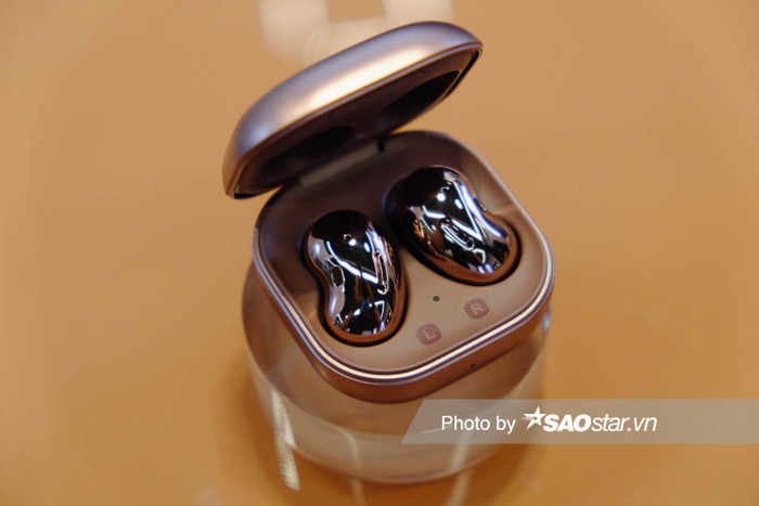 Một trong những điểm đáng chú ý nhất trên Galaxy Buds Live là chiếc tai nghe này đã được trang bị chống ồn chủ động, tính năng đang rất được người dùng ưa chuộng hiện nay khi chọn mua tai nghe. Phần nút nhét tai bằng silicon sẽ giúp nâng cao khả năng chống ồn chủ động (ANC) và giúp bám tai khi đeo.