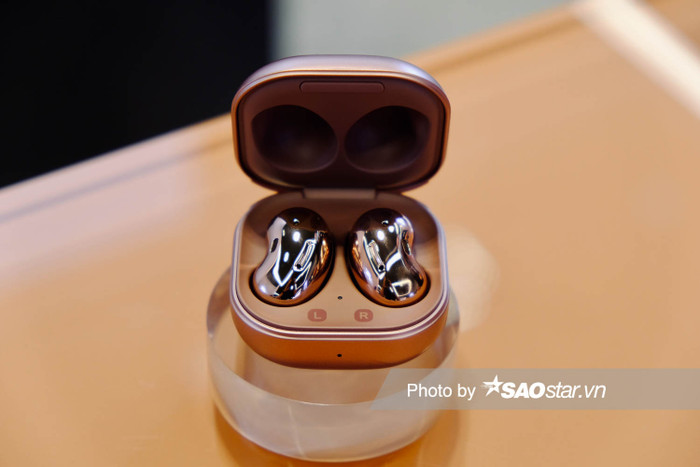 Kiểu thiết kế này không chỉ mang đến một diện mạo mới cho dòng tai nghe của Samsung, mà còn giúp phụ kiện nằm gọn trong khoang tai của người dùng khi đeo, không có bất kỳ một thứ gì nhô ra bên ngoài cả. Điều này góp phần giảm tình trạng rơi rớt tai nghe hơn.