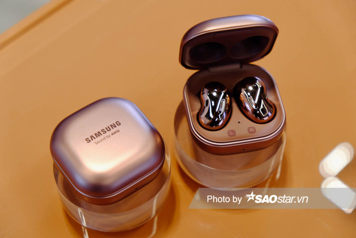 Đầu tiên là về tai nghe Galaxy Buds Live. Về thiết kế, Galaxy Buds Live có nhiều khác biệt hơn so với người tiền nhiệm Galaxy Buds. Dễ nhận thấy, Buds Live có phần giống với hình dáng của hạt đậu.