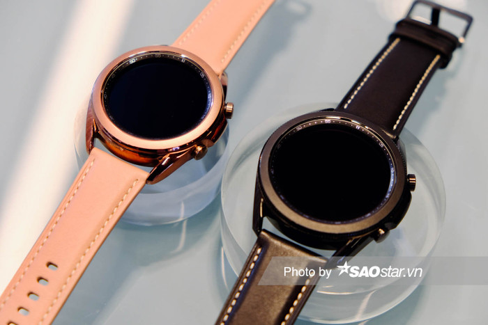 Galaxy Watch3 là mẫu smartwatch nâng cấp từ thế hệ đầu tiên ra mắt cách đây 2 năm, chứ không phải dòng Watch Active 2 hiện tại. Thiết kế của Galaxy Watch3 không khác biệt nhiều so với Galaxy Watch đời đầu với màn hình tròn, viền xoay vật lý, 2 nút chức năng ở cạnh phải. Về tổng thể, Galaxy Watch3 sở hữu thiết kế đậm chất cổ điển và có phần nam tính. 