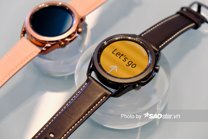 Galaxy Watch3 có hai tùy chọn kích thước gồm 41 mm và 45 mm. Mỗi kích thước sẽ có hai phiên bản, gồm Bluetooth và Bluetooth + kết nối LTE. Cả 2 trang bị màn hình Super AMOLED với kính cường lực Gorilla Glass DX, kích thước 1,2 inch (41 mm) và 1,4 inch (45 mm). Theo Samsung, Galaxy Watch3 mỏng hơn 14%, nhẹ hơn 15% so với Galaxy Watch cho cảm giác đeo thoải mái.
