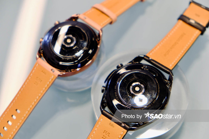 Galaxy Watch3 cũng mang đến những trải nghiệm mới trong việc theo dõi và chăm sóc sức khỏe cho người dùng, như tính năng đo Oxy trong máu (SpO2); tính năng 'nhận biết và phát hiện ngã' mới; tính năng phân tích chạy; chấm điểm giấc ngủ;...